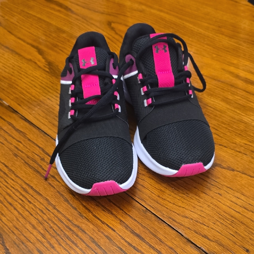 Under Armour Womens Sneakers in Black and Pink